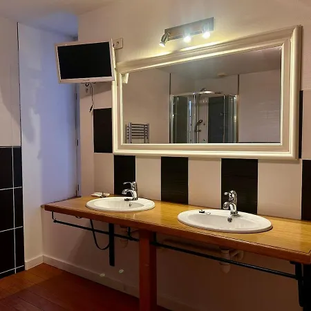 Hébergement de vacances Maison 3 Chambres, Deux Salles D'eau, Patio, Wifi En Centre-ville De