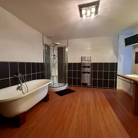 Maison 3 Chambres, Deux Salles D'eau, Patio, Wifi En Centre-ville De Feriehus Parthenay