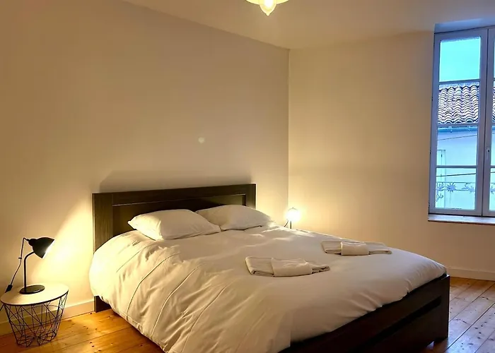 Hébergement de vacances Maison 3 Chambres, Deux Salles D'eau, Patio, Wifi En Centre-ville De